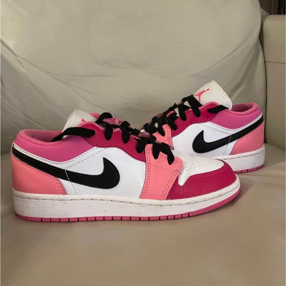 Nike dunk pink and white. Size women’s 5/5.5, youth 3.5